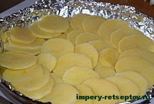Выложить картофель в форму