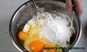 Добавить яйца и сахар