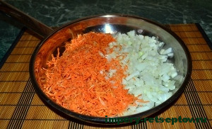 морковь и лук на сковороде