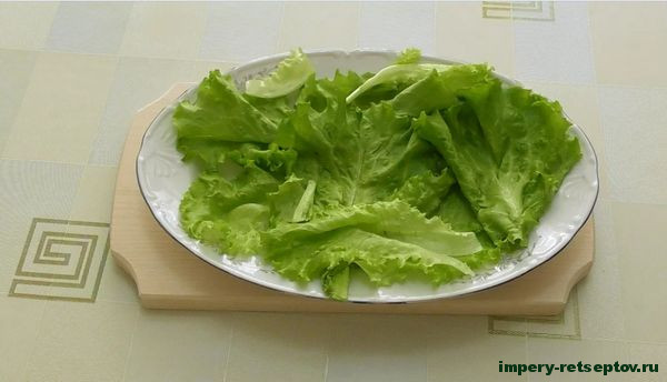 выложить листья салата