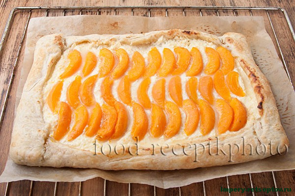 Пирог с абрикосами и творогом