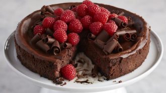 шоколадно-ореховый пирог с малиной