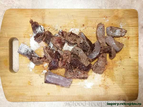 Печень говяжья с сухими грибами и луком