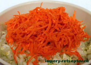 Сложить капусту, лук и морковь в большую миску