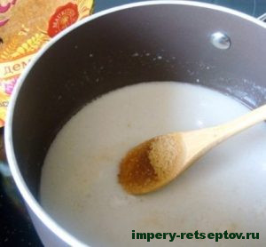 Вскипятить кокосовое молоко с сахаром