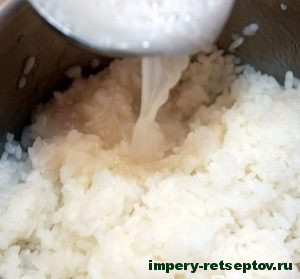 Залить рис молоком