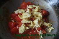 добавить яйца к помидорам
