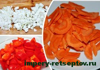 нарезать лук, перец и морковь