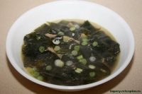 суп из морской капусты в тарелке