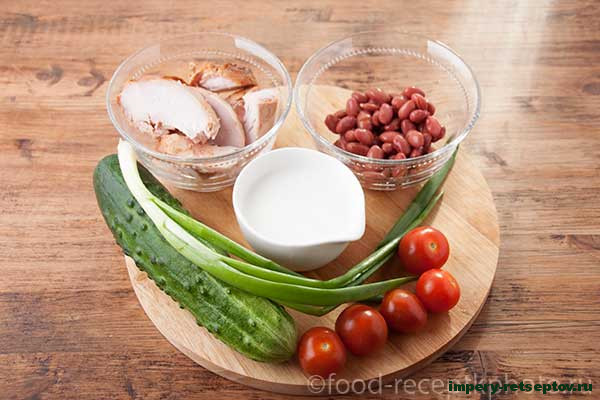Салат с куриным мясом, фасолью и овощами
