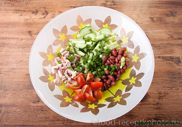 Салат с куриным мясом, фасолью и овощами
