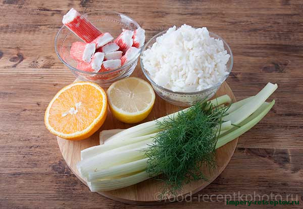 Салат из отварного риса, сельдерея и крабовых палочек