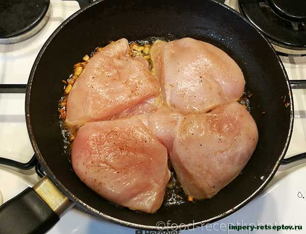 Куриное мясо с помидорами и сыром
