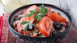 Легкий салат с тунцом и рисом