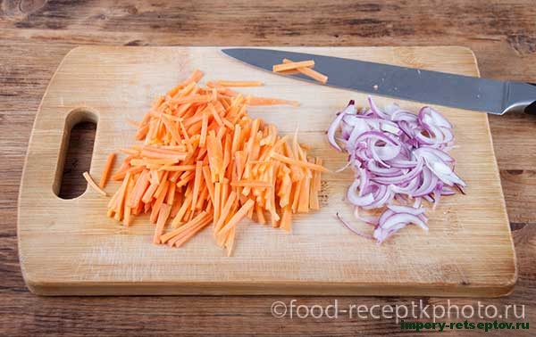 Салат из свеклы и моркови с медово-горчичной заправкой