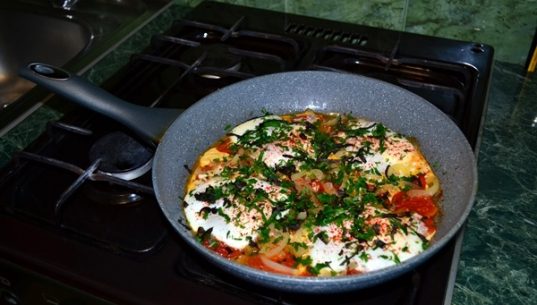 яичница с помидорами на сковороде