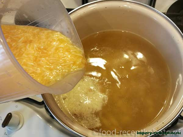 Суп страчателла из яиц и пармезана с макаронами