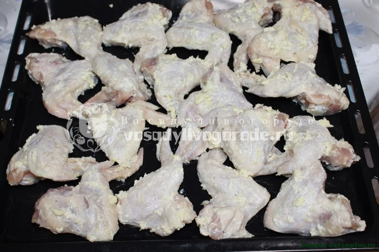 Крылышки куриные запеченные в духовке с чесночком