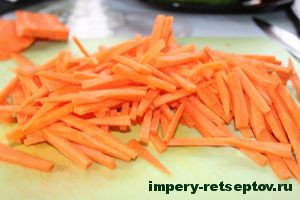 Нарезать морковь соломкой